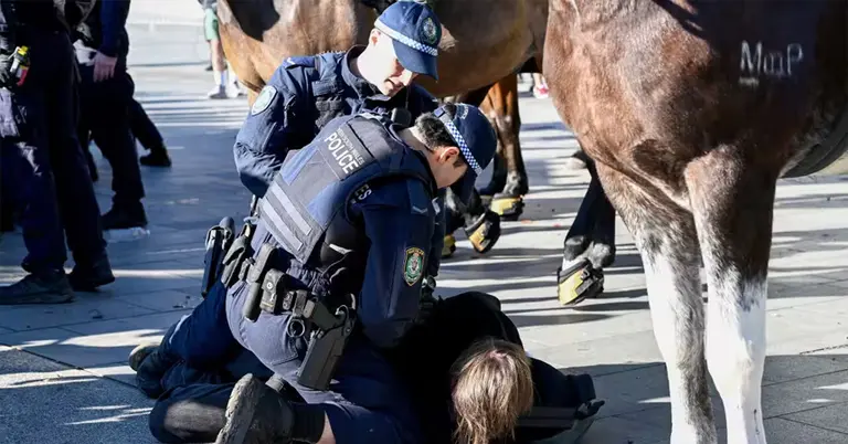অস্ট্রেলিয়ায় পুলিশ ও বিক্ষোভকারীদের সংঘর্ষ